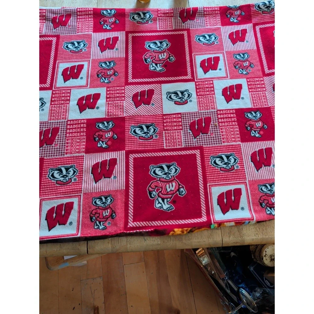 Wisconsin Badgers Fleece Blanket 43 X 50 Truck‎ Helmet 2 Sided